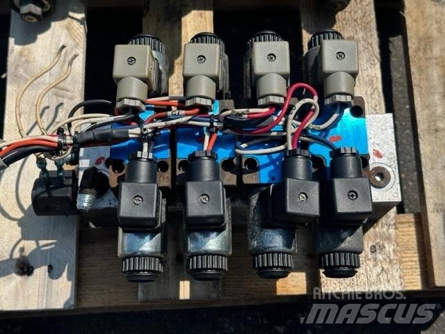 SkyJack SJ 8831 가위형 리프트