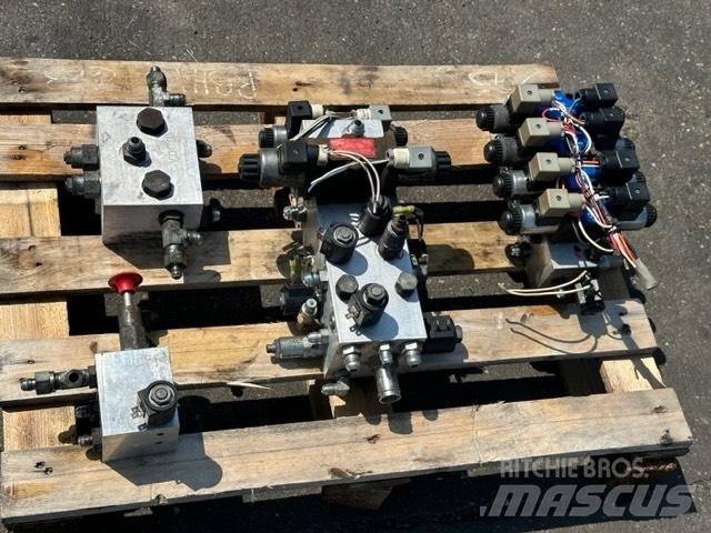 SkyJack SJ 8831 가위형 리프트