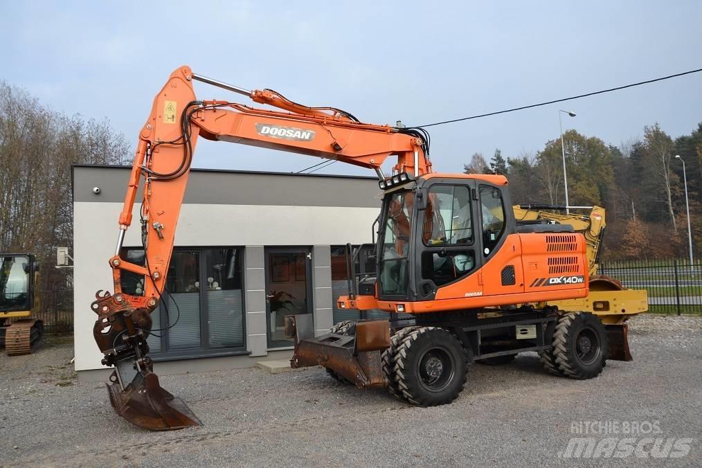Doosan DX 140 W  휠 굴삭기