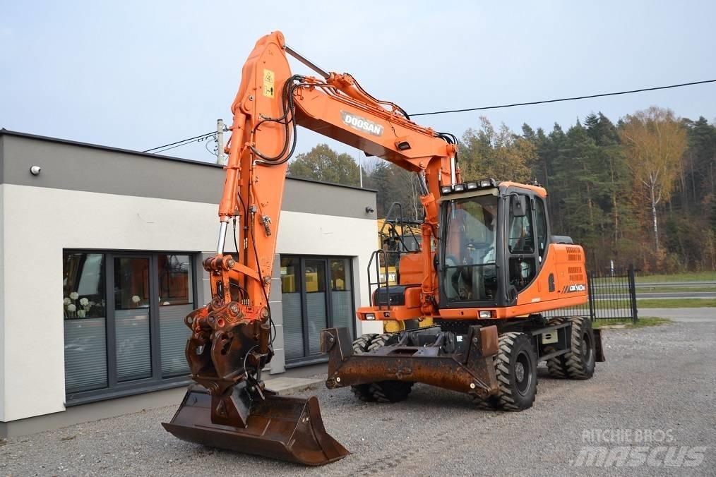 Doosan DX 140 W  휠 굴삭기