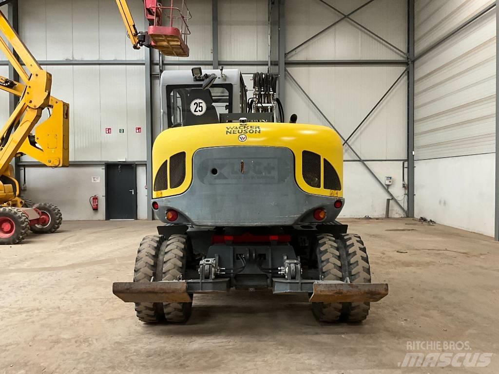 Neuson EW 100  휠 굴삭기