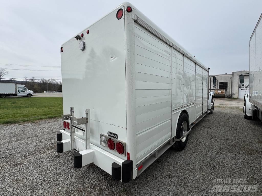 Freightliner M2 음료 배달 트럭