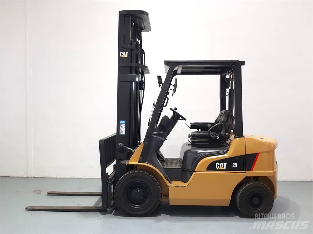 CAT DP25NT 디젤 지게차
