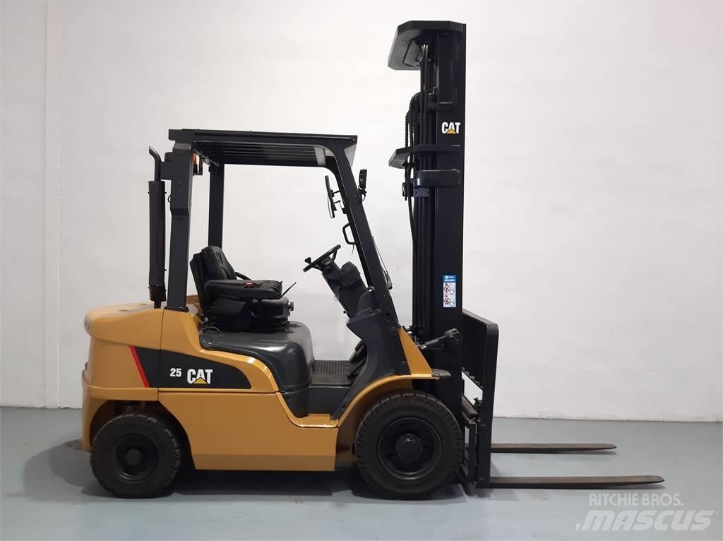 CAT DP25NT 디젤 지게차