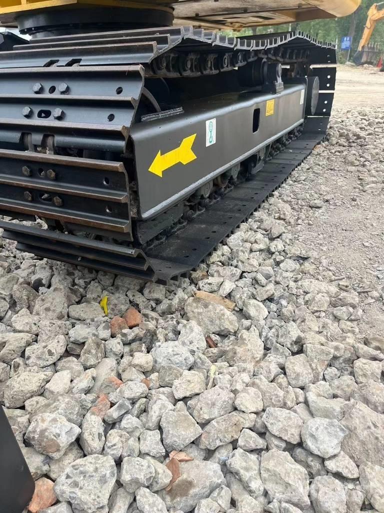 Komatsu PC70-8 중형굴삭기 7톤-28톤