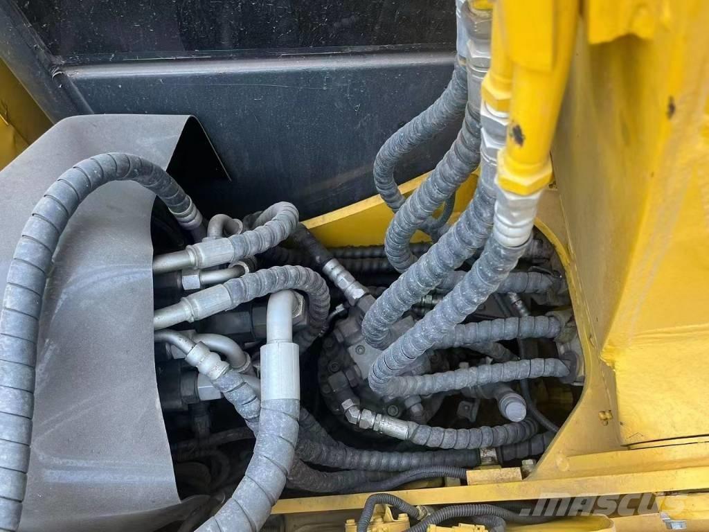Komatsu PC70-8 중형굴삭기 7톤-28톤
