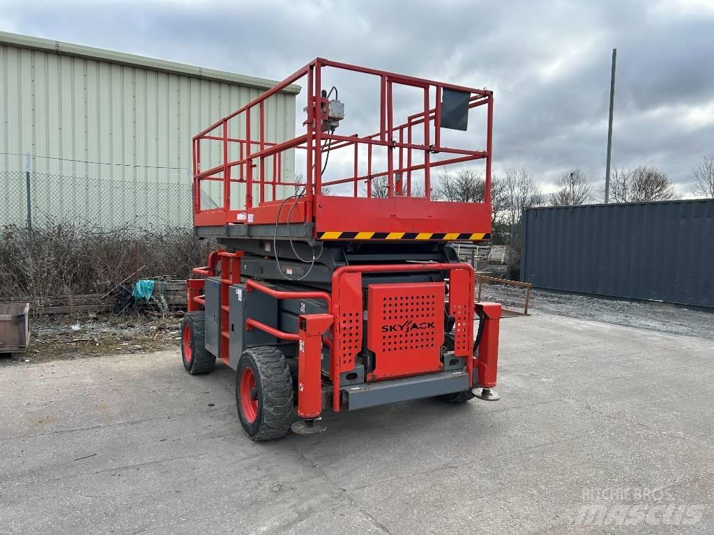 SkyJack SJ 8841 RT 가위형 리프트