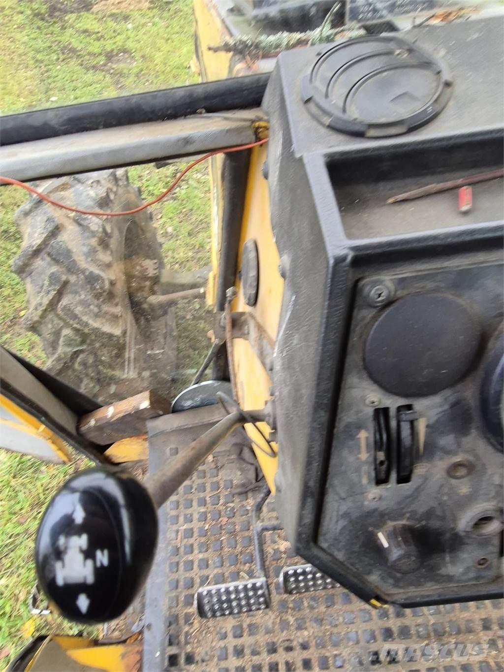 Valtra 715M 트랙터