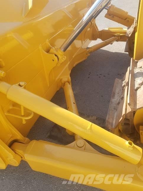 Komatsu D65EX-15 크롤러 도저