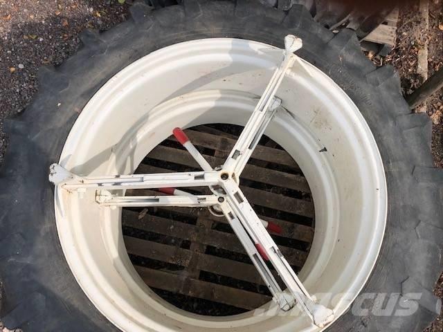Pirelli 13.6 R38 타이어, 휠 및 림
