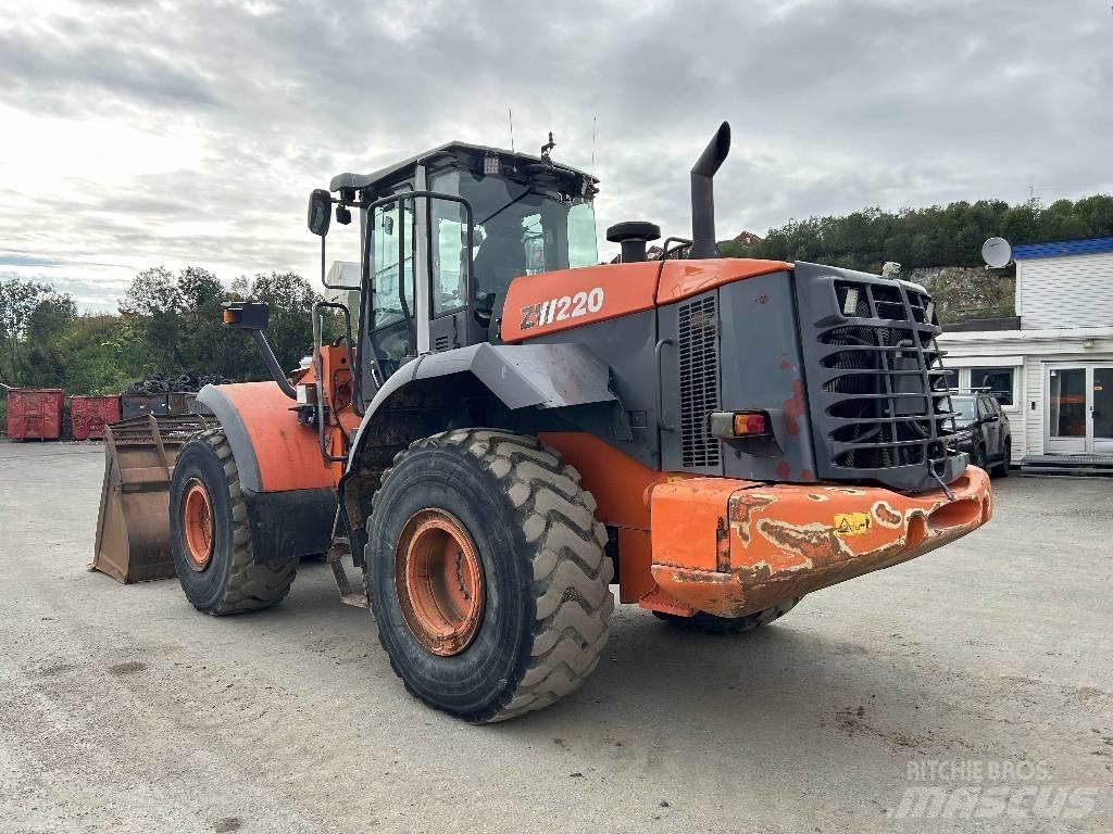 Hitachi ZW 220  휠로우더