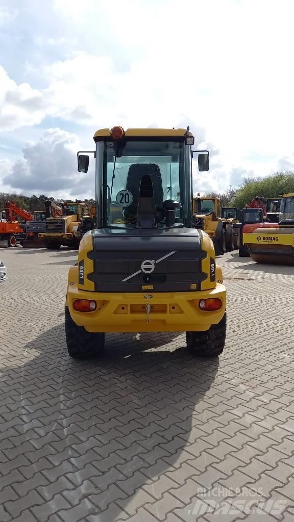 Volvo L 30 G  휠로우더