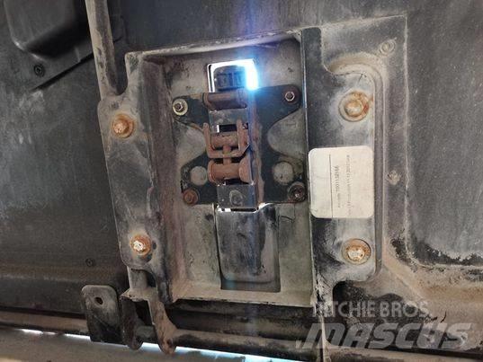 CAT TH 336B bonnet 캐빈 및 인테리어