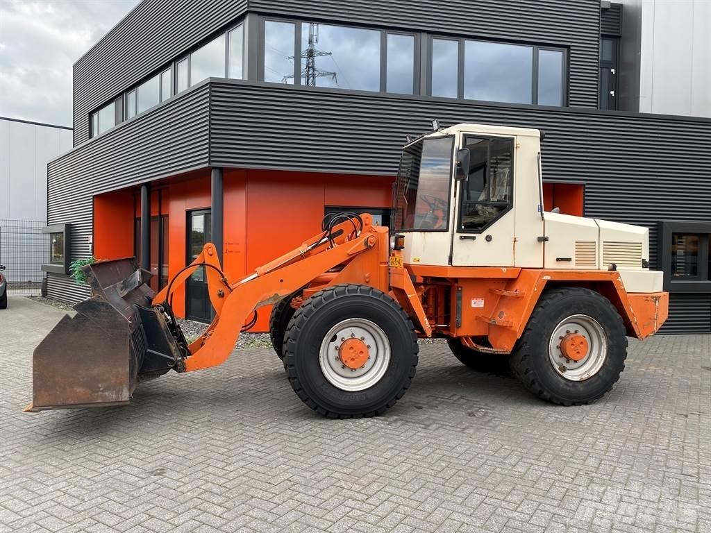 Schaeff SKS 661  휠로우더