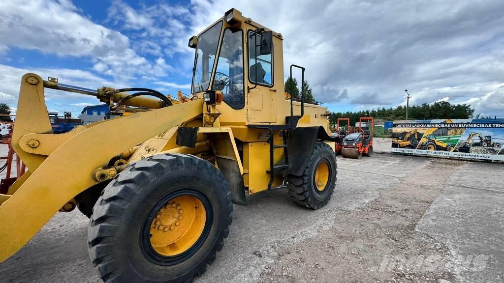 Komatsu WA 200  휠로우더