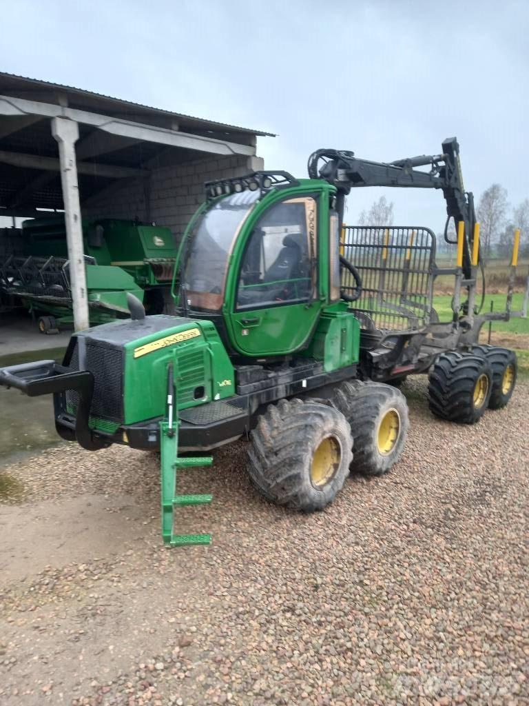 John Deere 810E 원목 포워더
