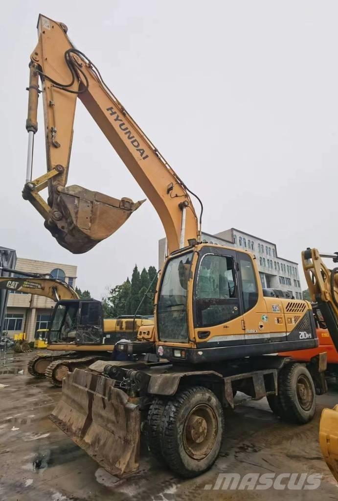 Hyundai R210W-9  휠 굴삭기
