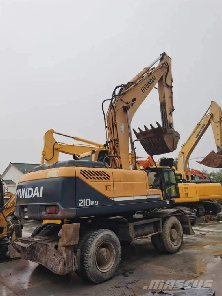Hyundai R210W-9  휠 굴삭기