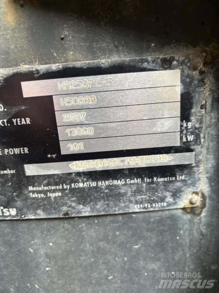 Komatsu WA250PZ-5  휠로우더