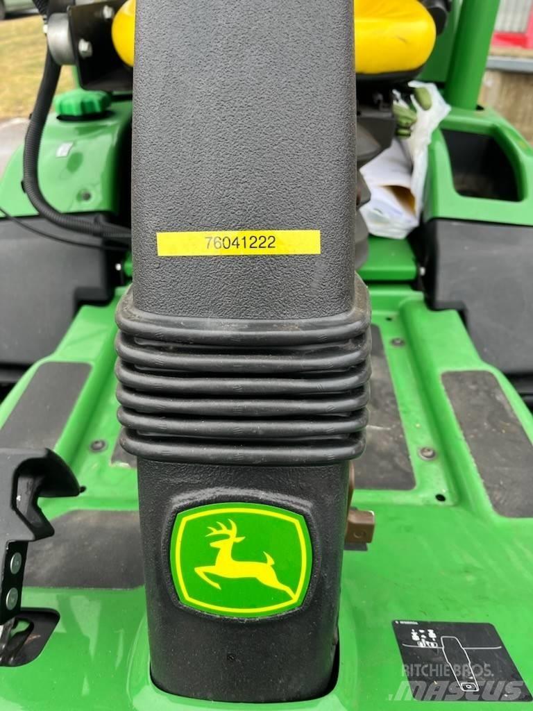 John Deere 7400A 거친면 다듬기 위한 잔디깎기