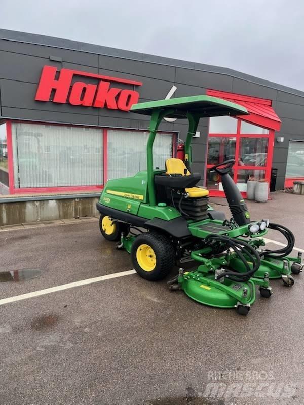 John Deere 7400A 거친면 다듬기 위한 잔디깎기