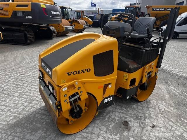 Volvo DD25B 트윈 드럼 롤러