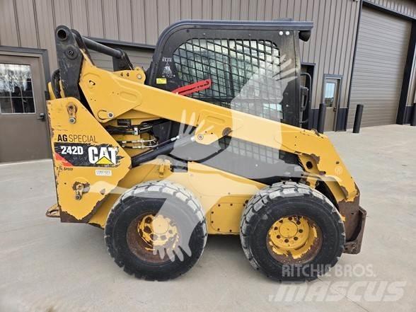 CAT 242D  스키드로더
