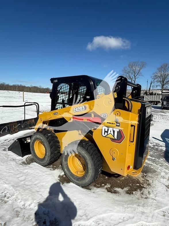 CAT 242D3  스키드로더