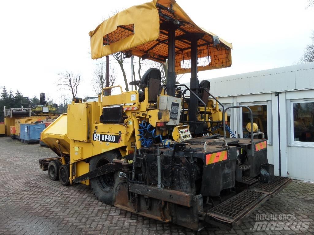 CAT AP 600 아스팔트 포장장비