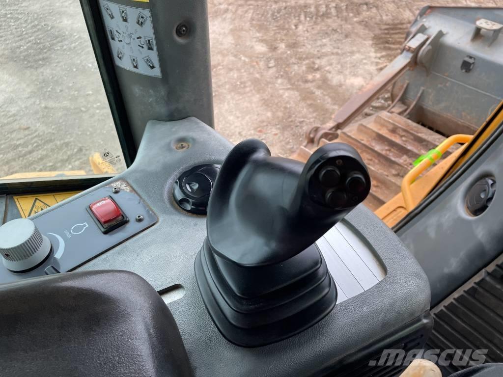 Liebherr PR 746 크롤러 도저