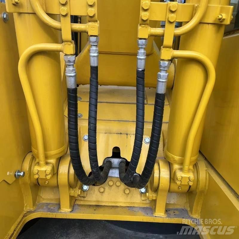 Komatsu PC 138 대형 굴삭기 29톤 이상