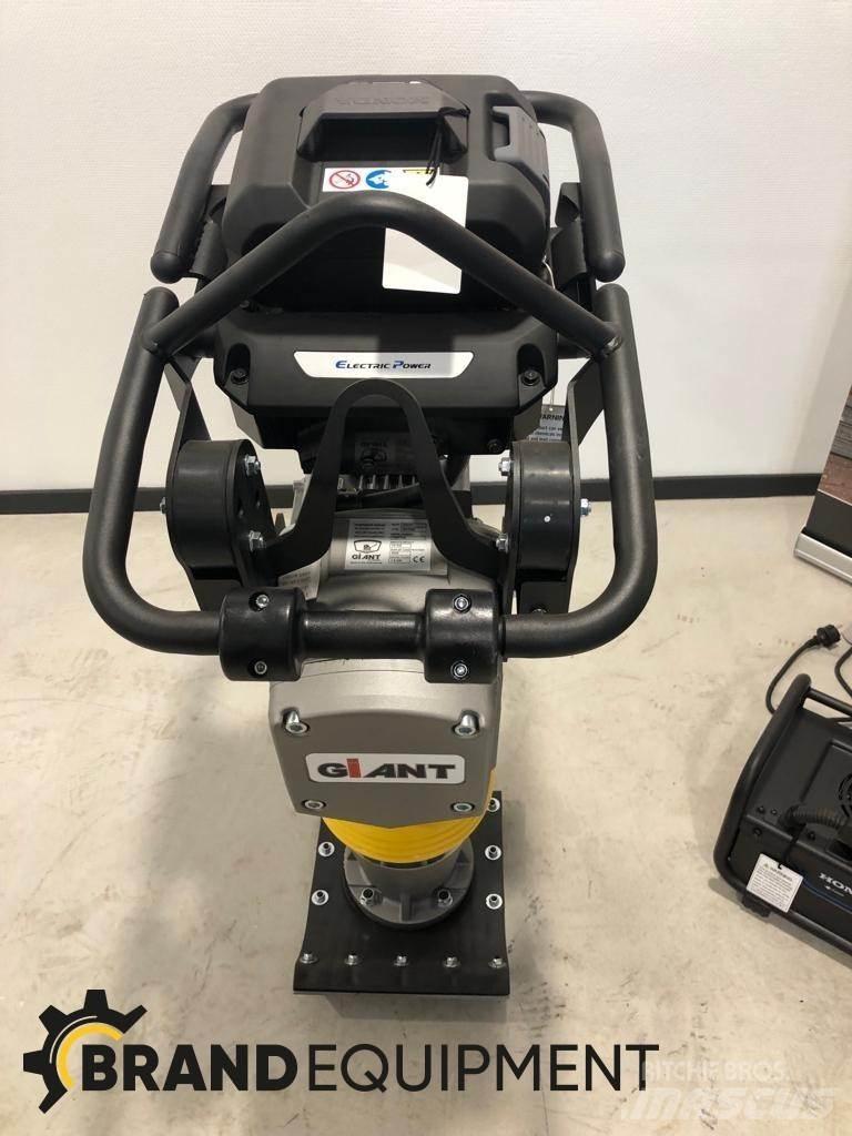 GiANT GR740E 진동롤러