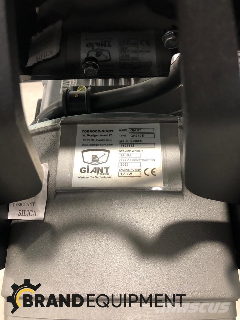 GiANT GR740E 진동롤러