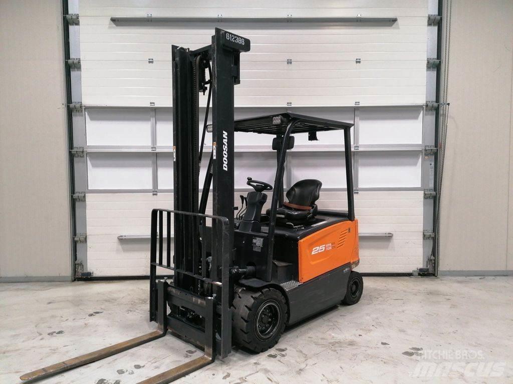 Doosan B25X-7 전동 지게차