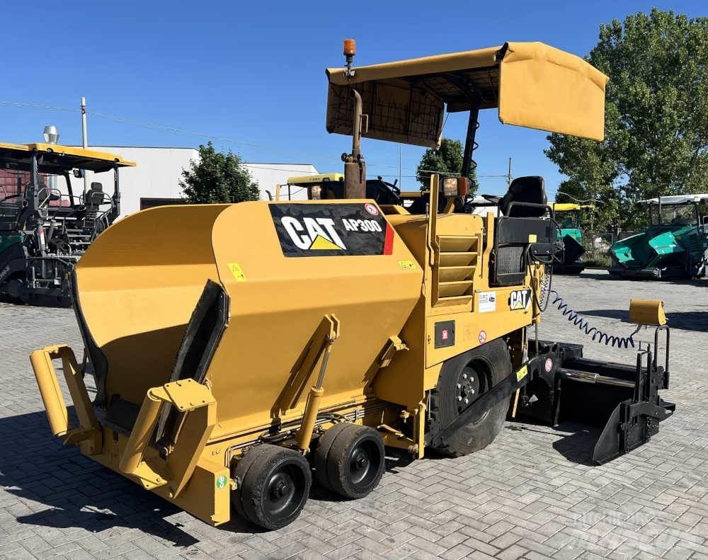 CAT AP 300 아스팔트 포장장비