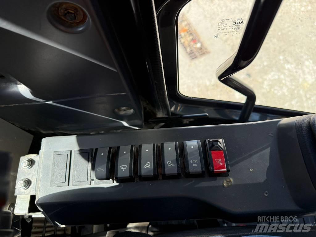 Komatsu PW 148-11  휠 굴삭기