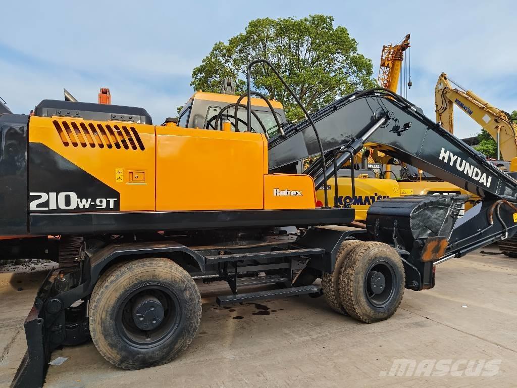 Hyundai R210W-9  휠 굴삭기