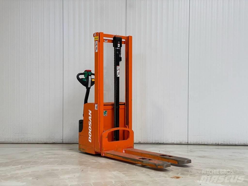 Doosan LEDS12.5C 포크리프트