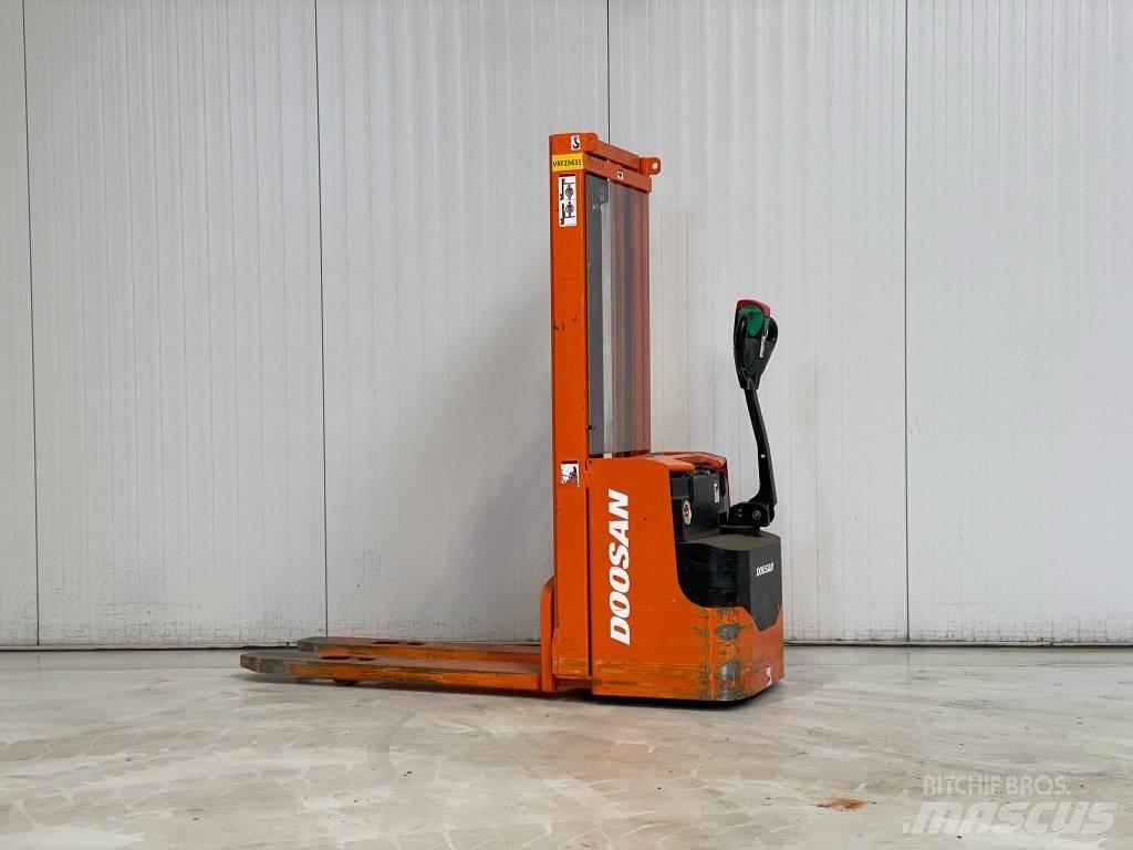 Doosan LEDS12.5C 포크리프트