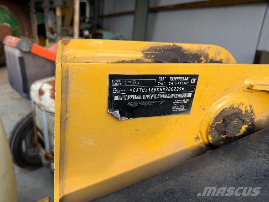 CAT 216 B 3  스키드로더