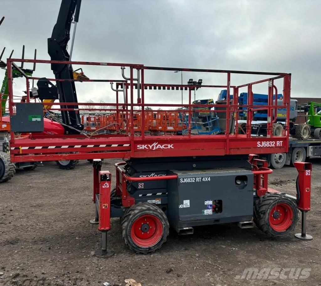 SkyJack SJ 6832 RT 가위형 리프트