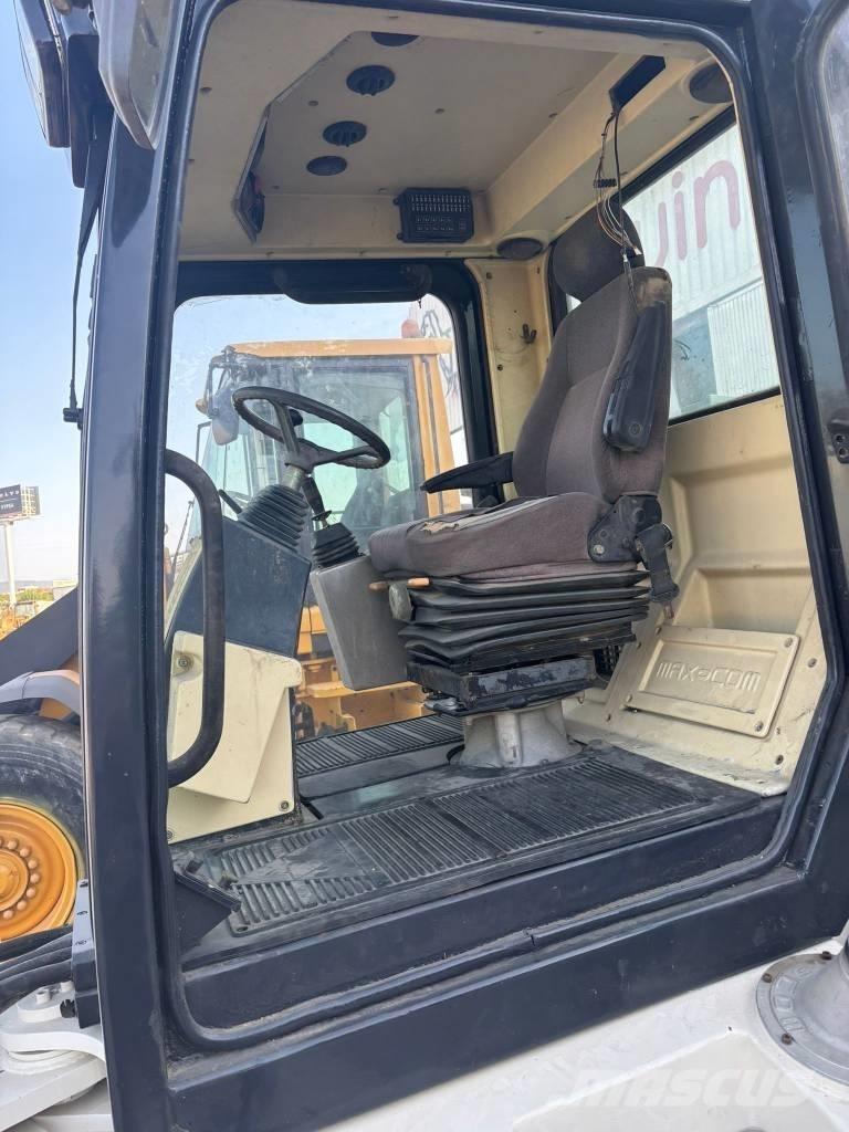  Max Com R712 공기 타이어 롤러