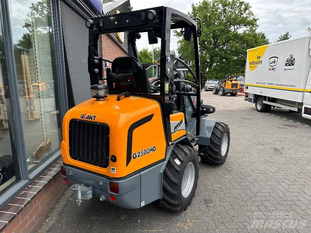 GiANT G2500HD 다목적 로더
