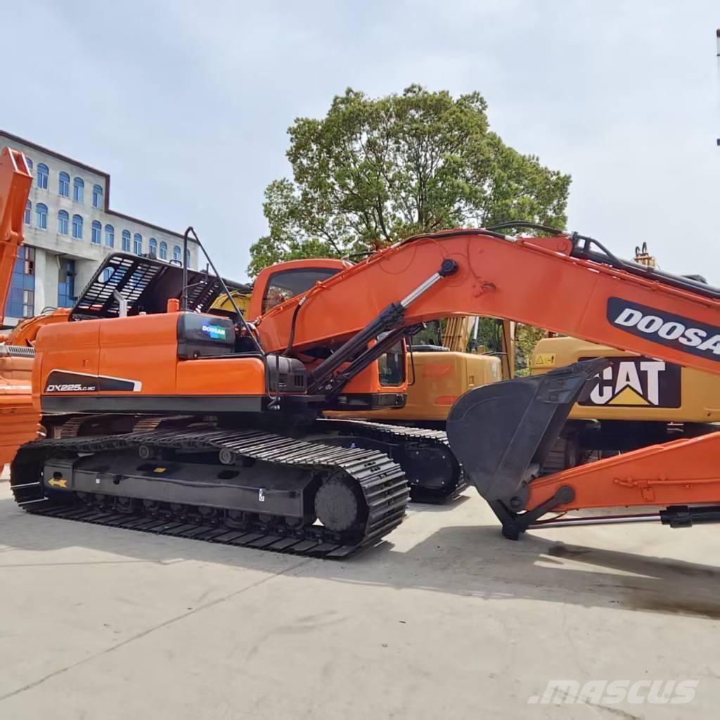 Doosan DX 225 대형 굴삭기 29톤 이상