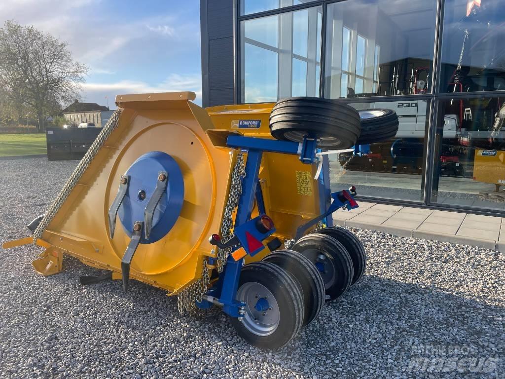 Bomford TriWing 4600 제초기