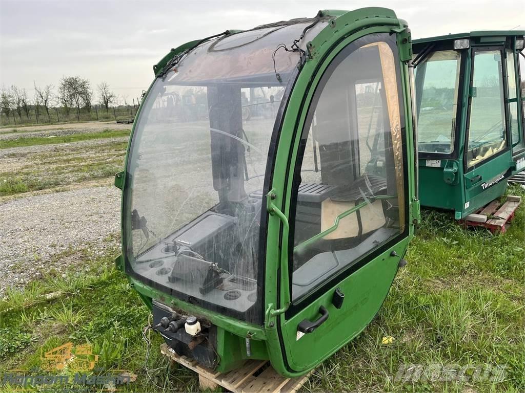 John Deere 1470E 캐빈 및 인테리어