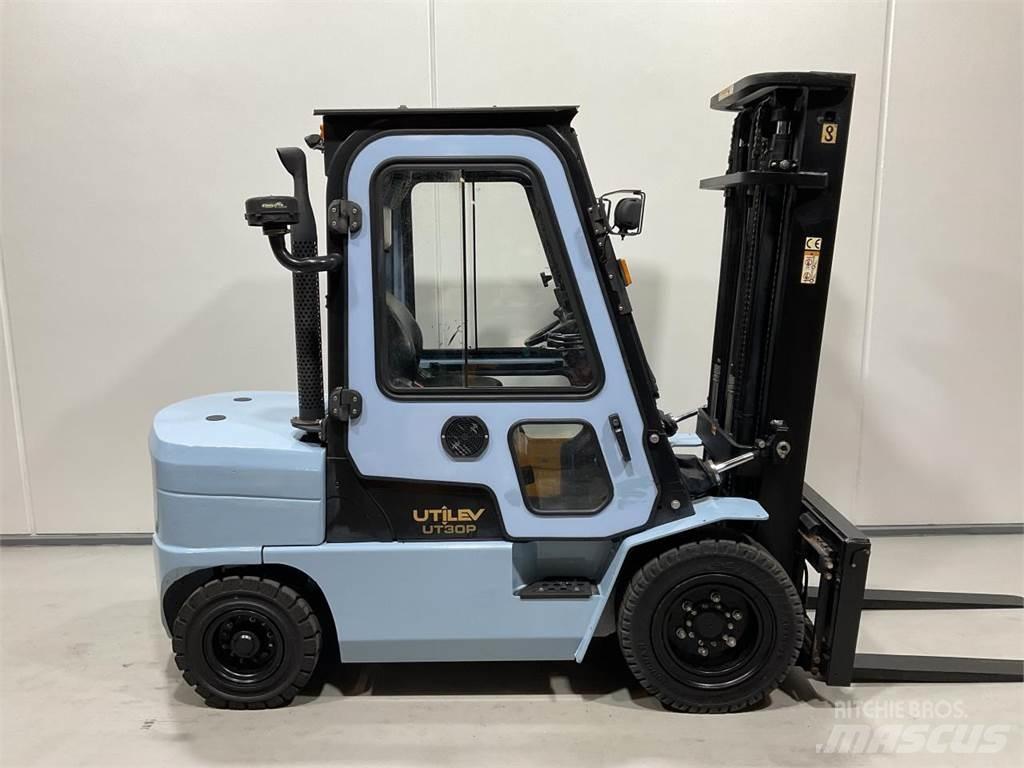 Utilev UT30P 디젤 지게차