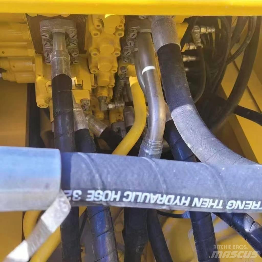Komatsu 240LC-8 대형 굴삭기 29톤 이상