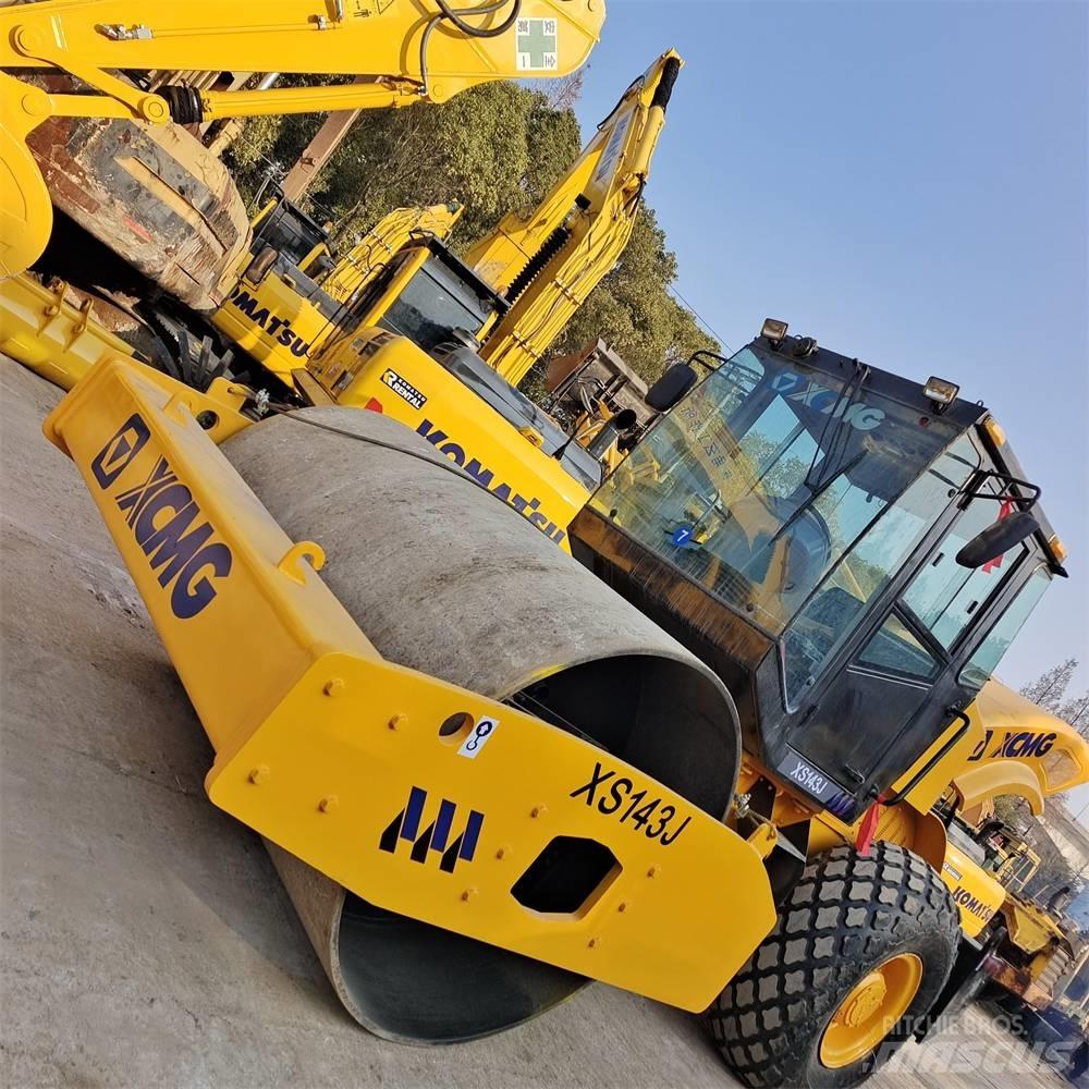 XCMG XS 142 J 싱글 드럼 롤러