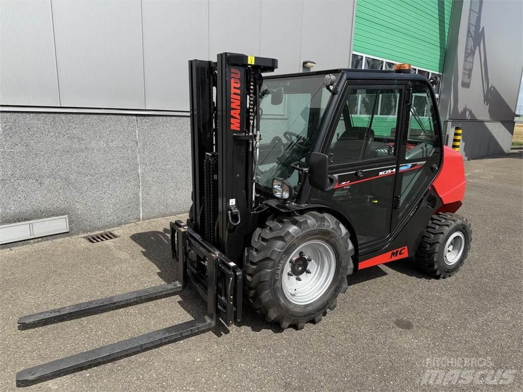 Manitou MC25-4 험지용 트럭